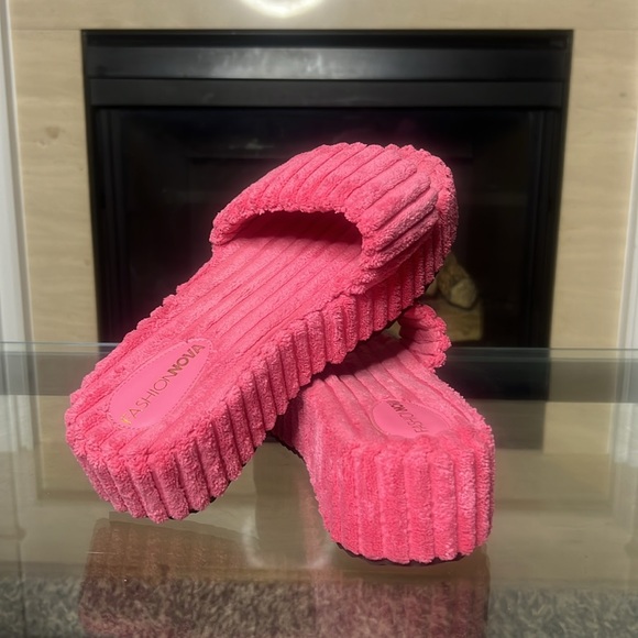 Fashion Nova Jiggie Slippers, 9 - Picture 11 of 11